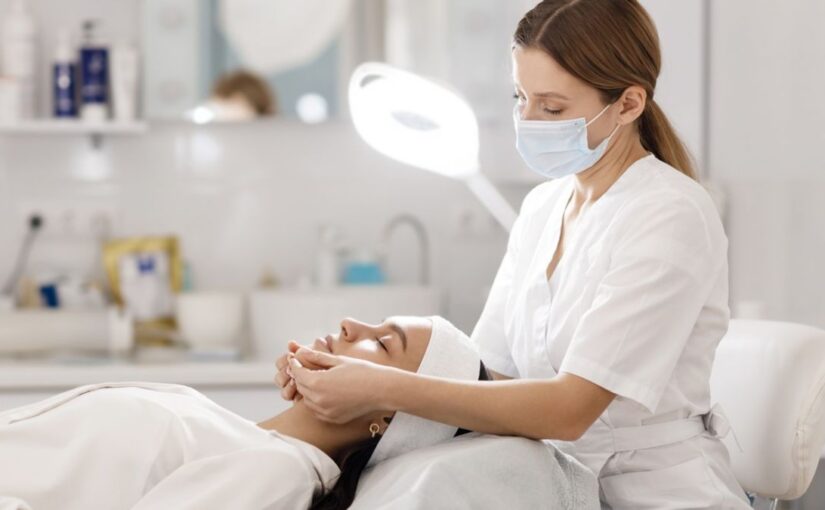 Масаж обличчя від лікаря з нанесенням маски