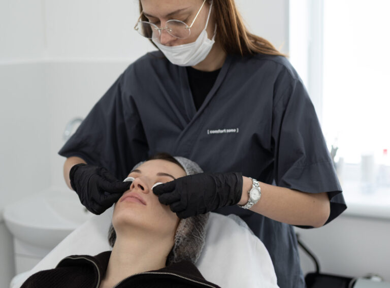 Косметолог виконує процедуру очищення обличчя у Білій Церкві