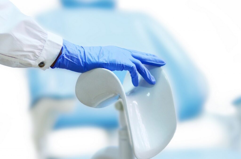 Пацієнтка під час медичного огляду у гінекологічному кріслі