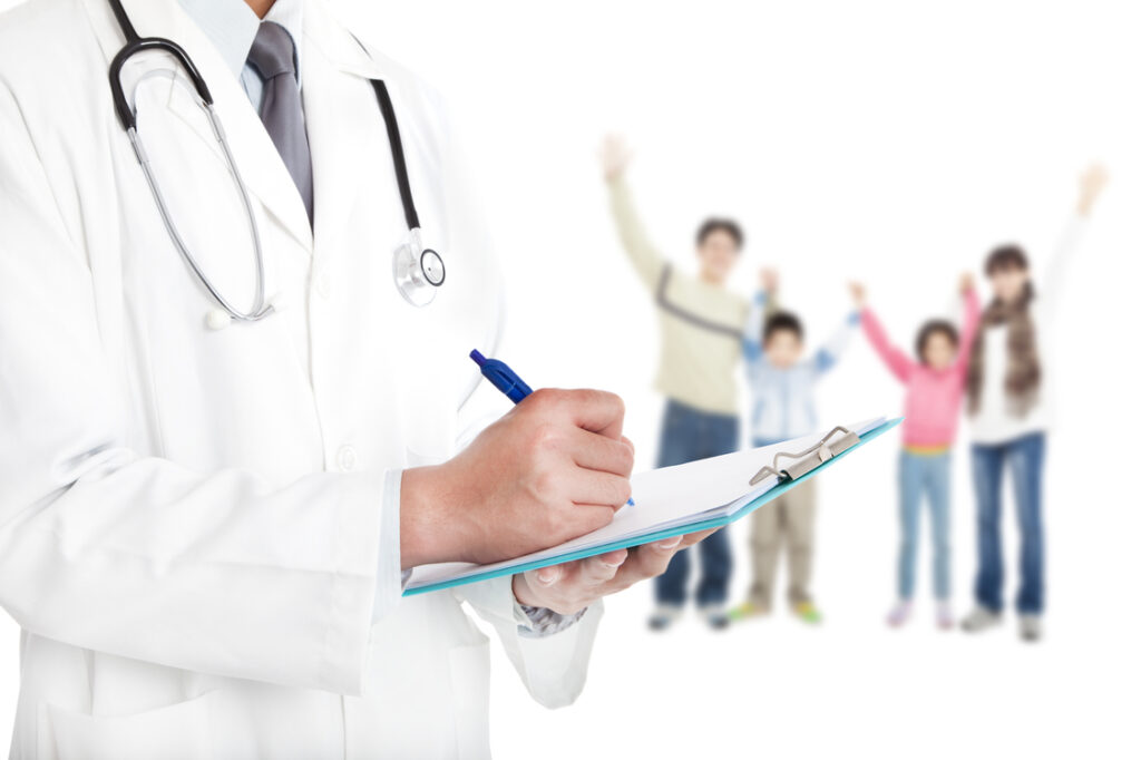 Сімейний лікар оглядає та лікує всю родину у клініці в Білій Церкві