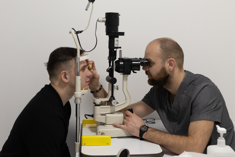 офтальмолог лікар перевіряє зір і підбирає окуляри