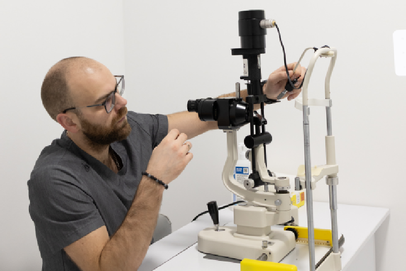 офтальмолог перевіряє апарт