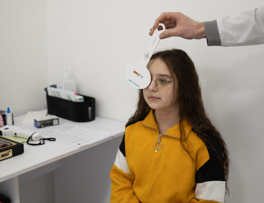 окуліст перевіряє зір в офтальмології