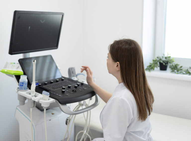 Лікар Насоснік Оксана проводить УЗД пацієнта у Білій Церкві